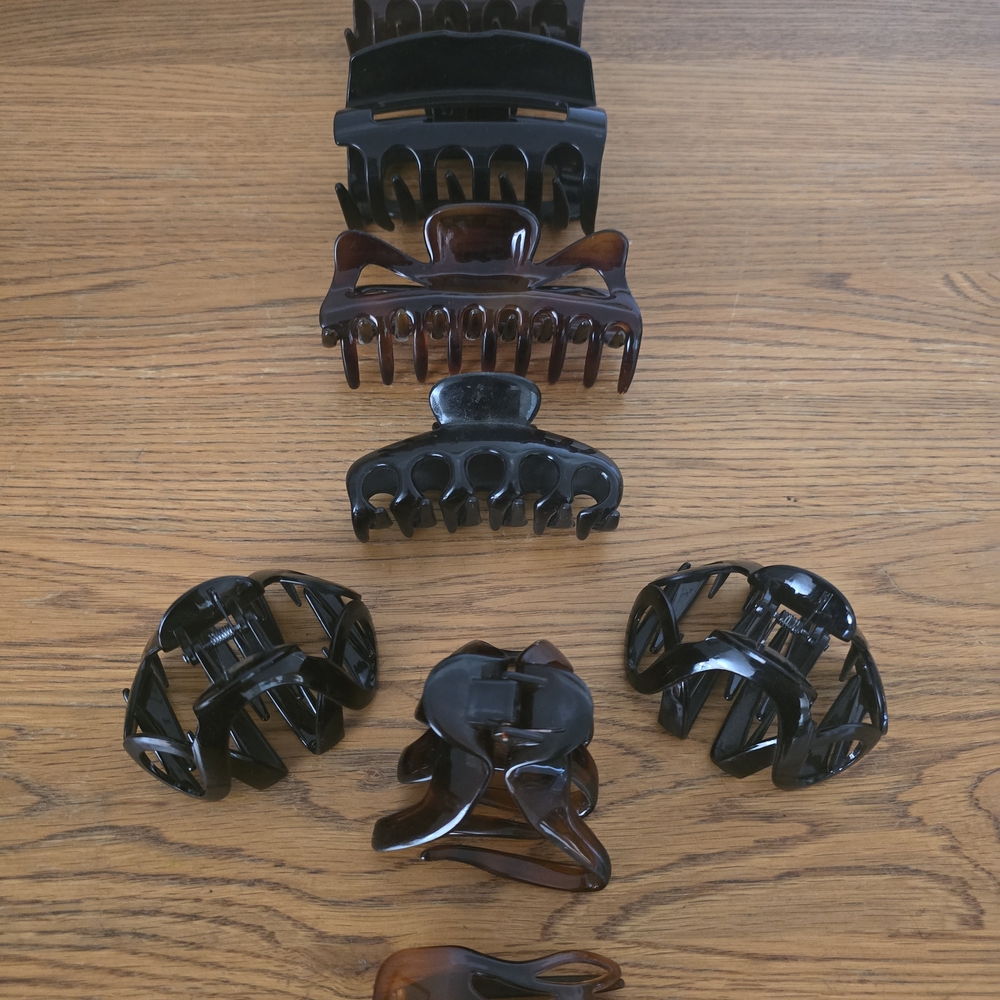 Multiples Black and Brown Hair Claw Clips